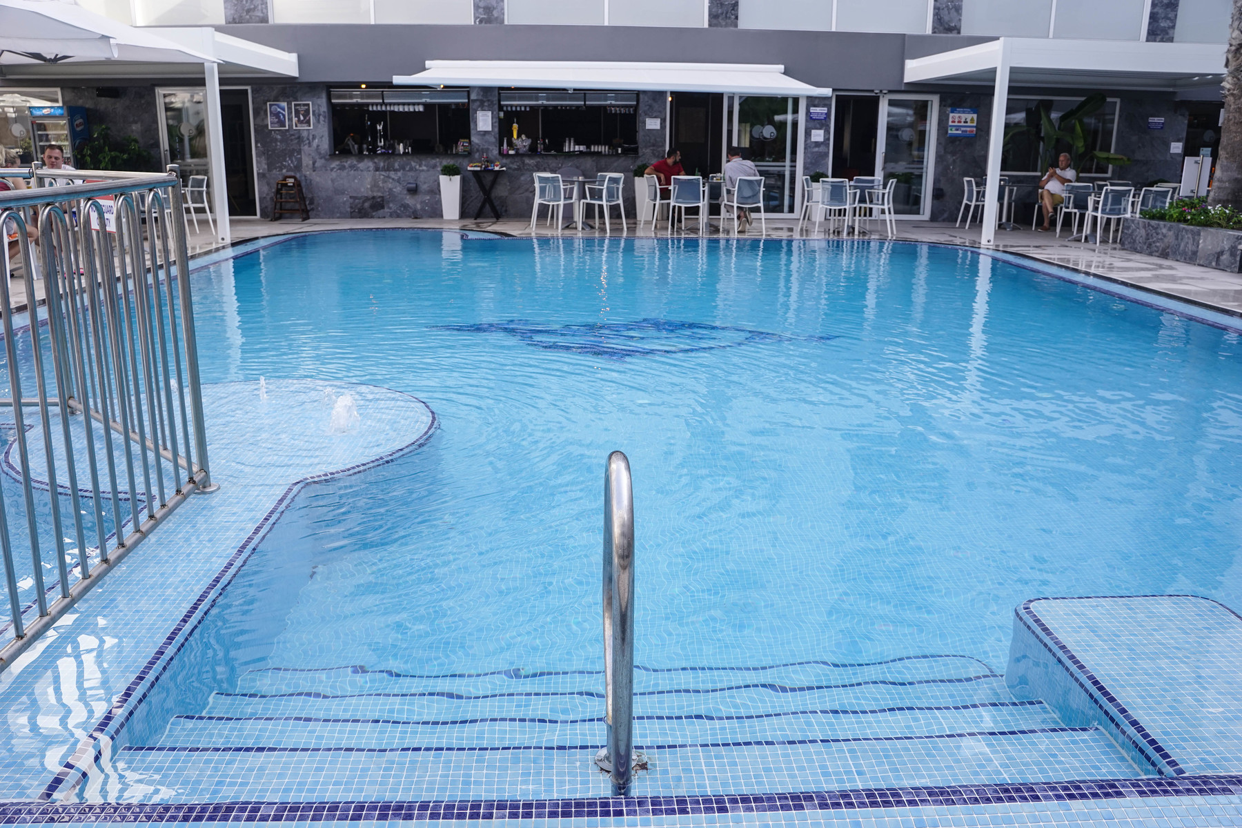 Pebbles Resort Hotel-Bazen.jpg