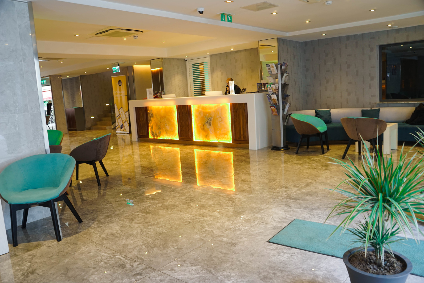 Pebbles Resort Hotel-Recepcija.jpg