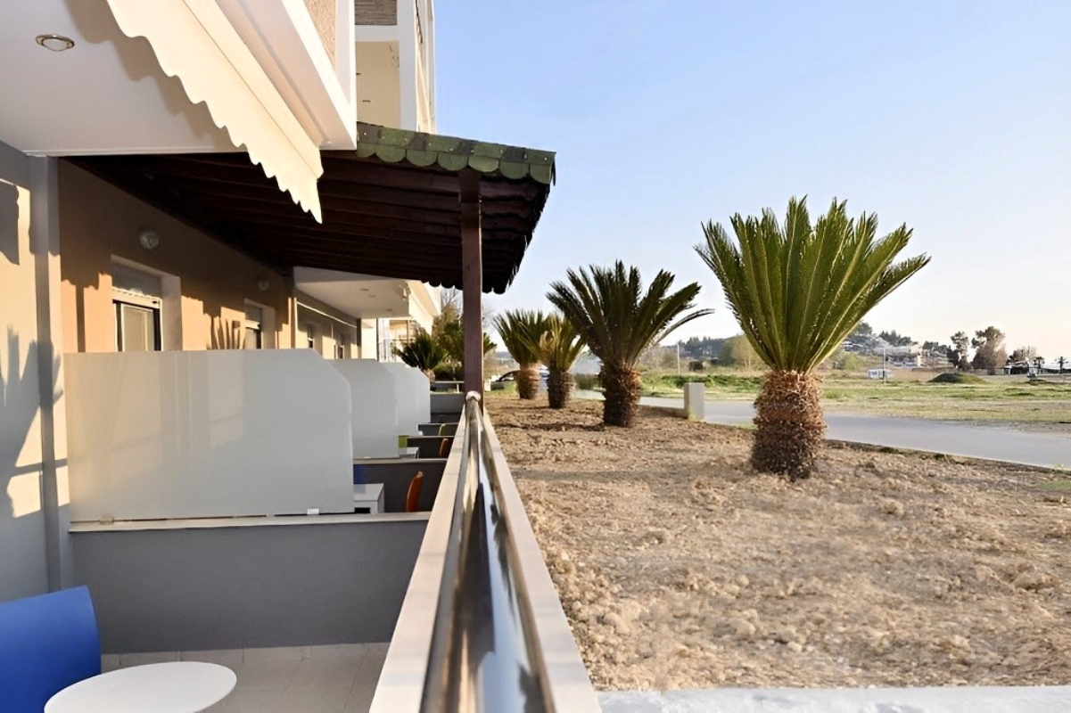 Greek Pride Panthea Studio balkon.jpg