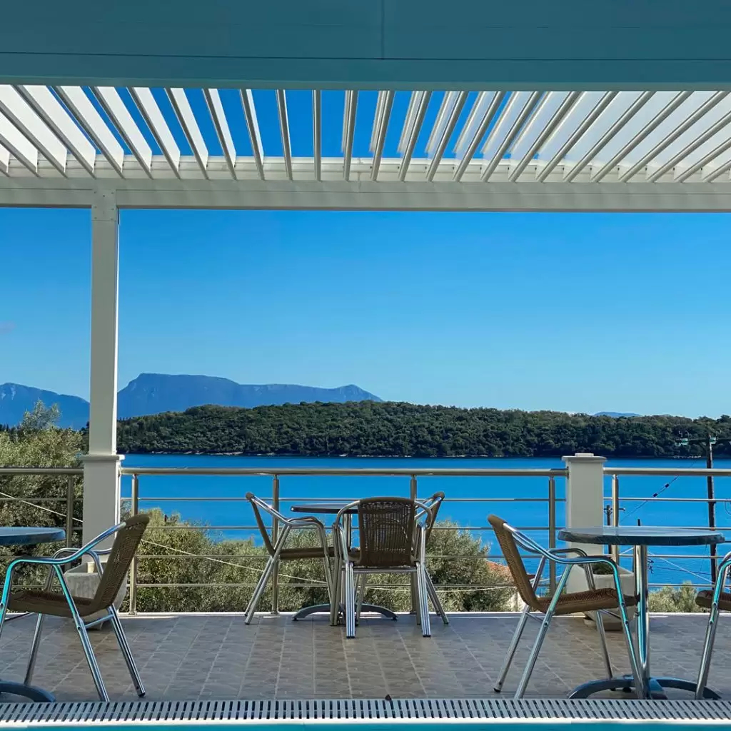 Oasis hotel Lefkada terasa.jpg