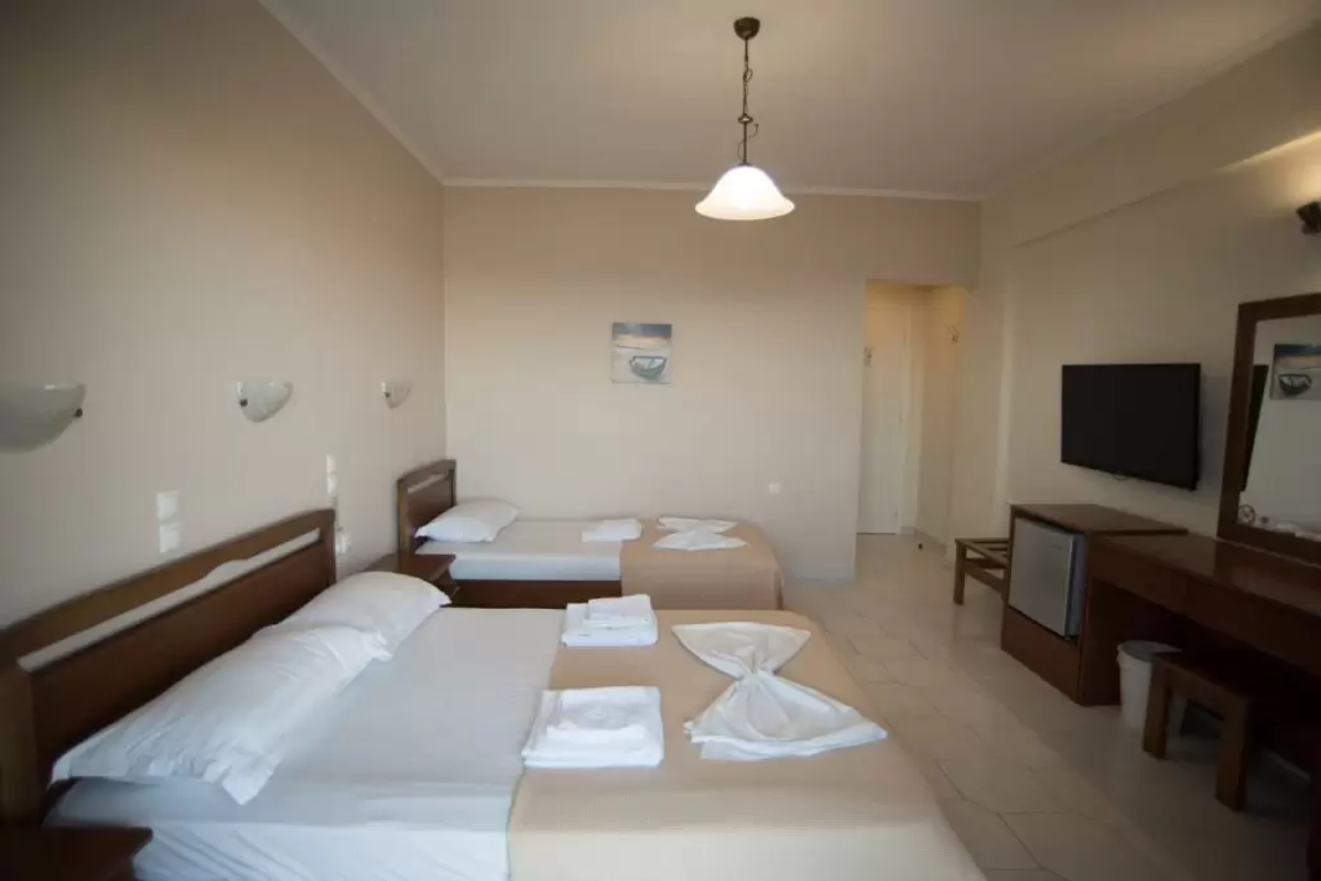Oasis hotel Lefkada trokrevetna soba.jpg