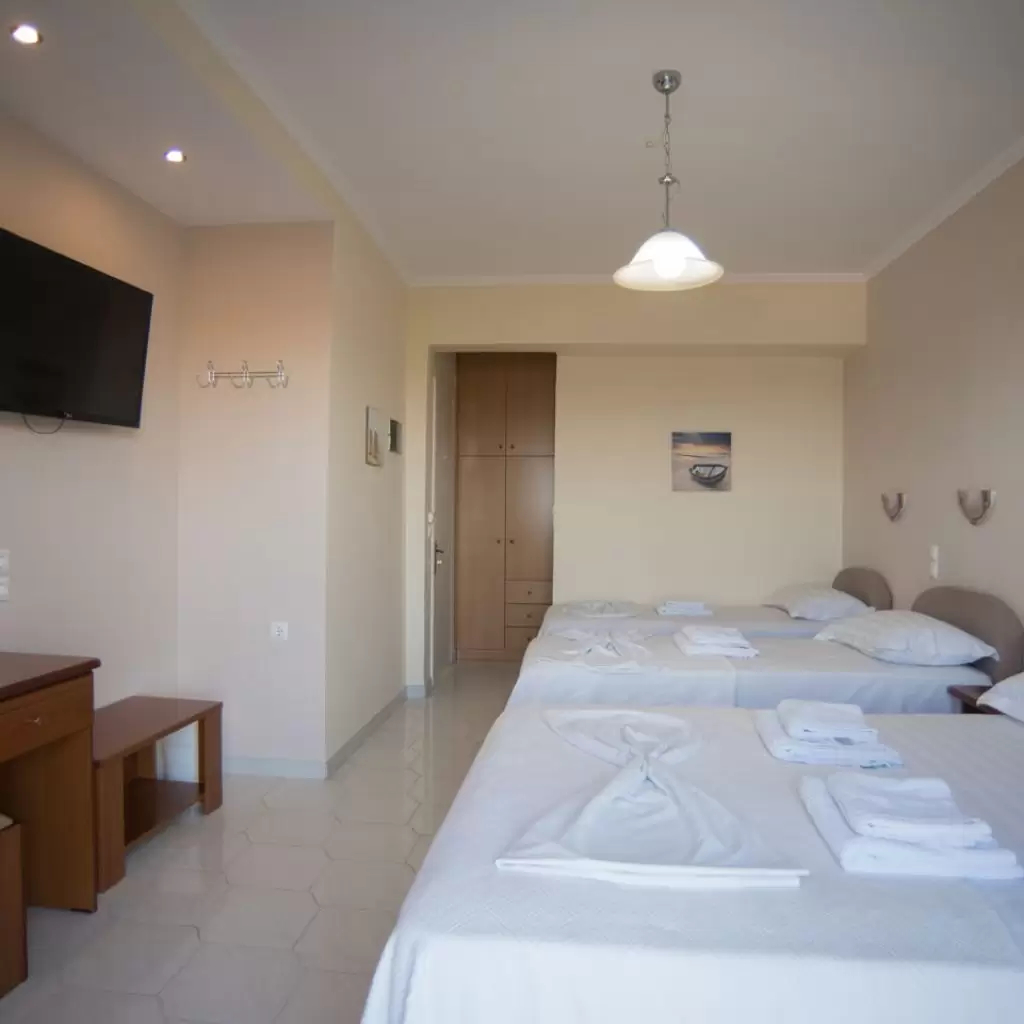 Oasis hotel Lefkada četvorokrevetna soba.jpg