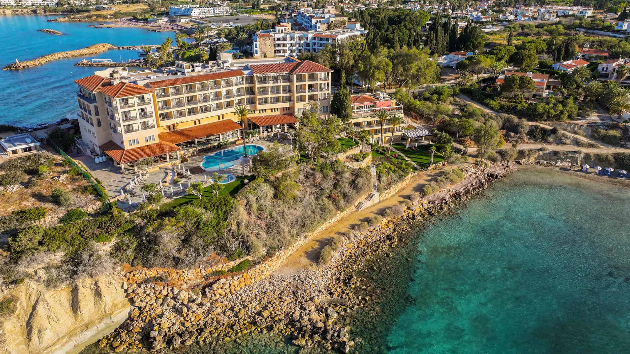 Thalassa hotel bazen izgled od spolja.jpg
