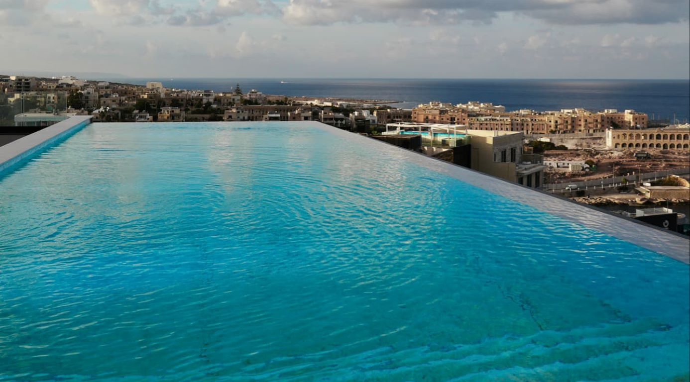 Hotel SO City-Bazen na krovu.jpg