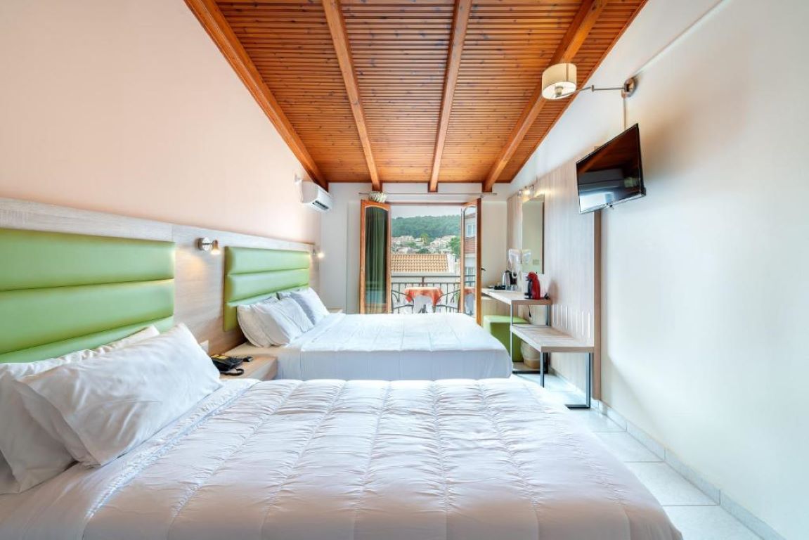 Aggelos Hotel Kefalonia-Trokrevetna soba.jpg