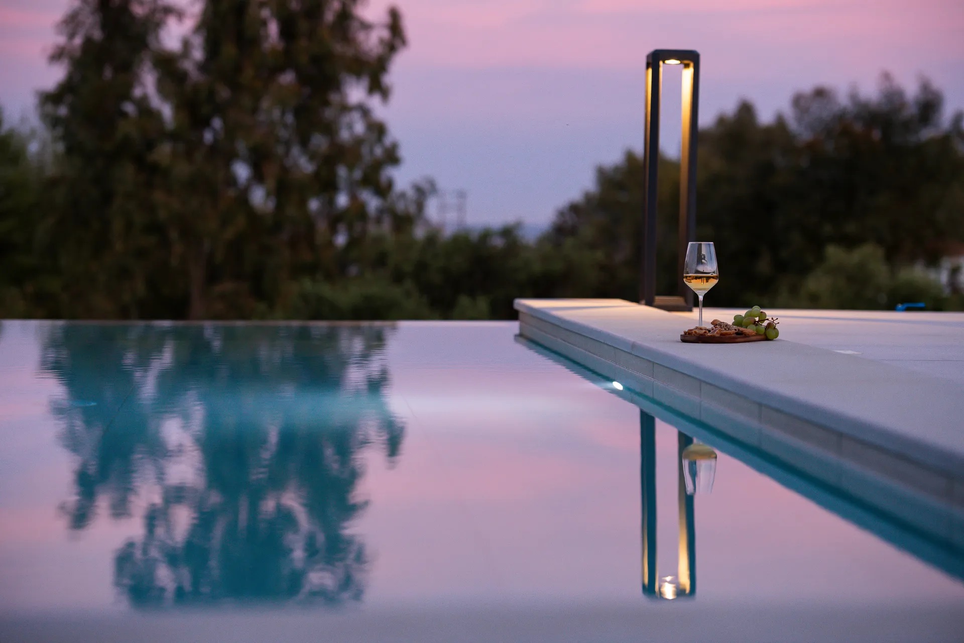 Reveli Suites Kefalonia-Bazen nocu.jpg