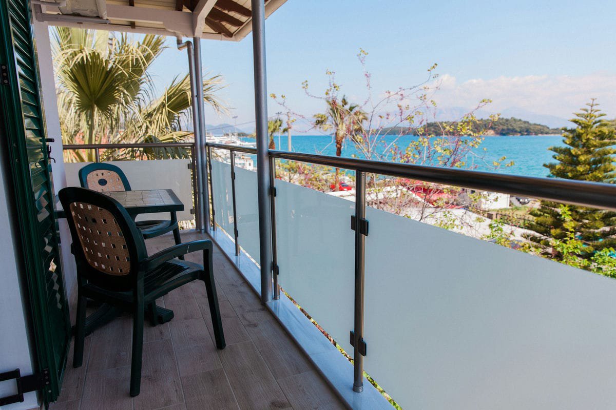 Captain's Seafront Apartments terasa.jpg