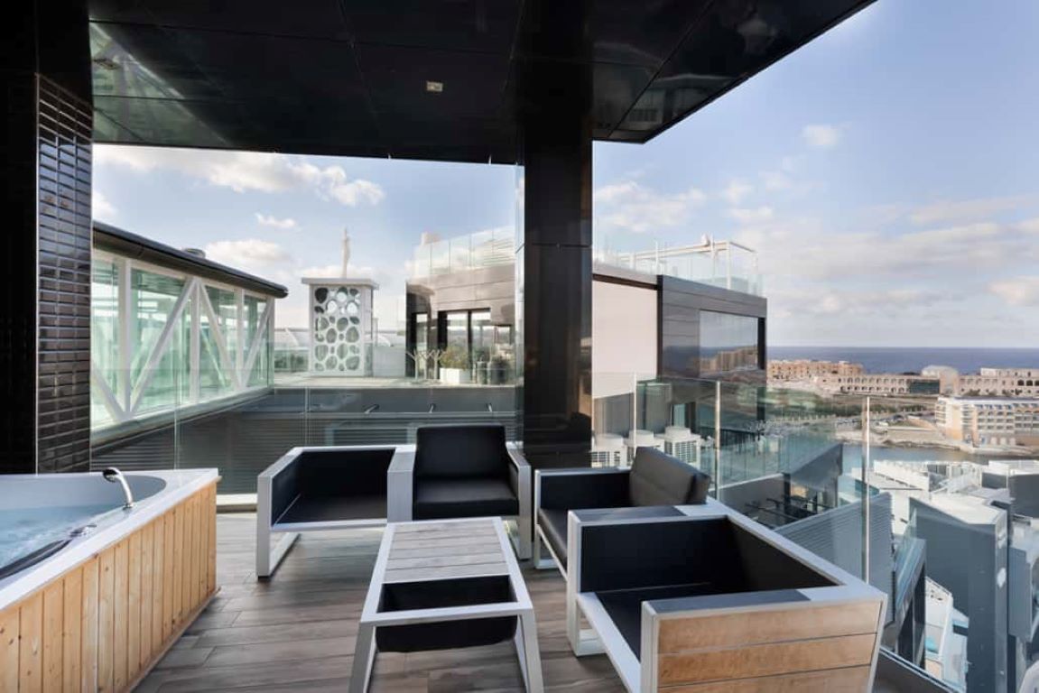 Hugo's Boutique Hotel-Signature Djauzi pogled more.jpg