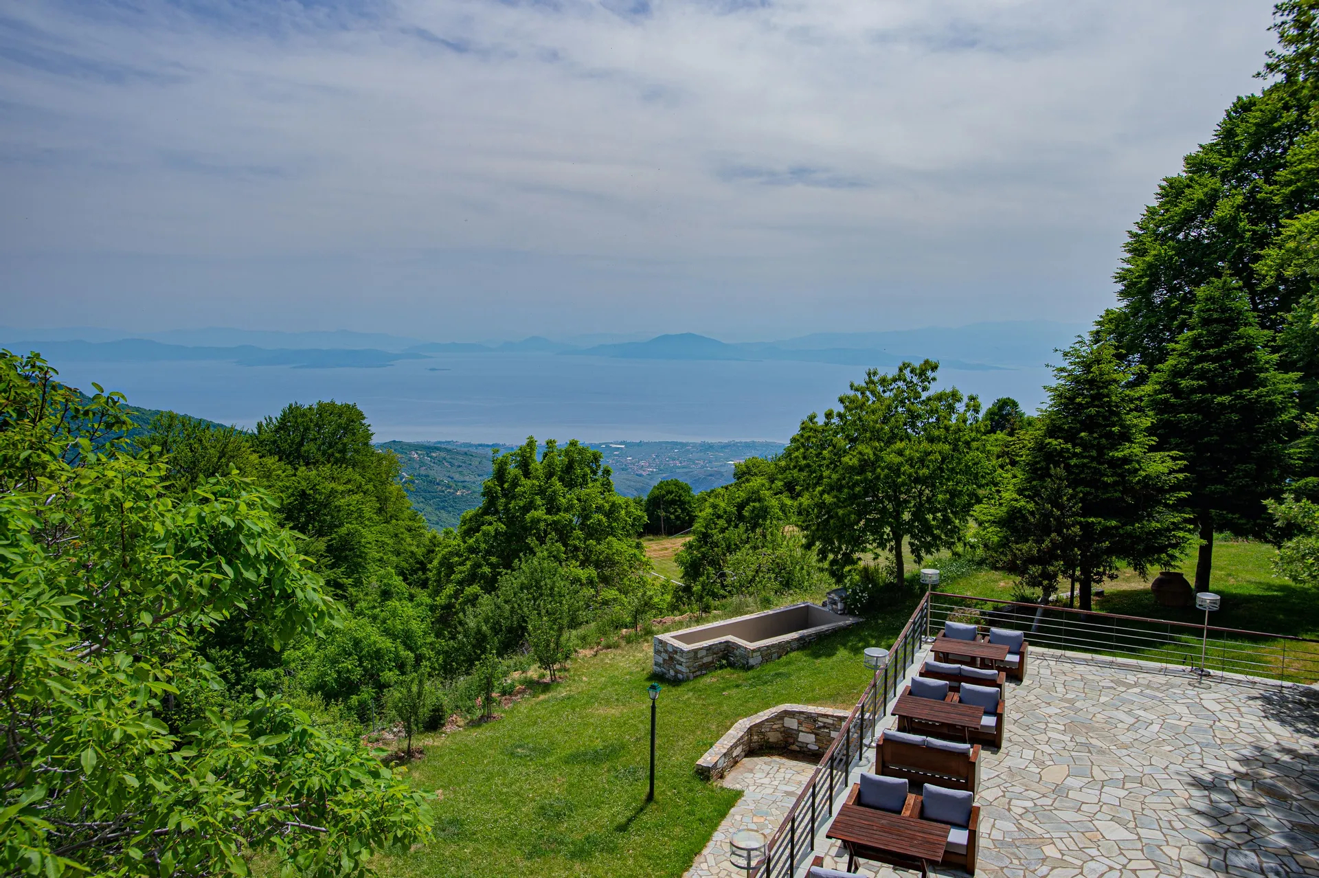 Manthos Mountain Resort & Spa dvorište.jpg
