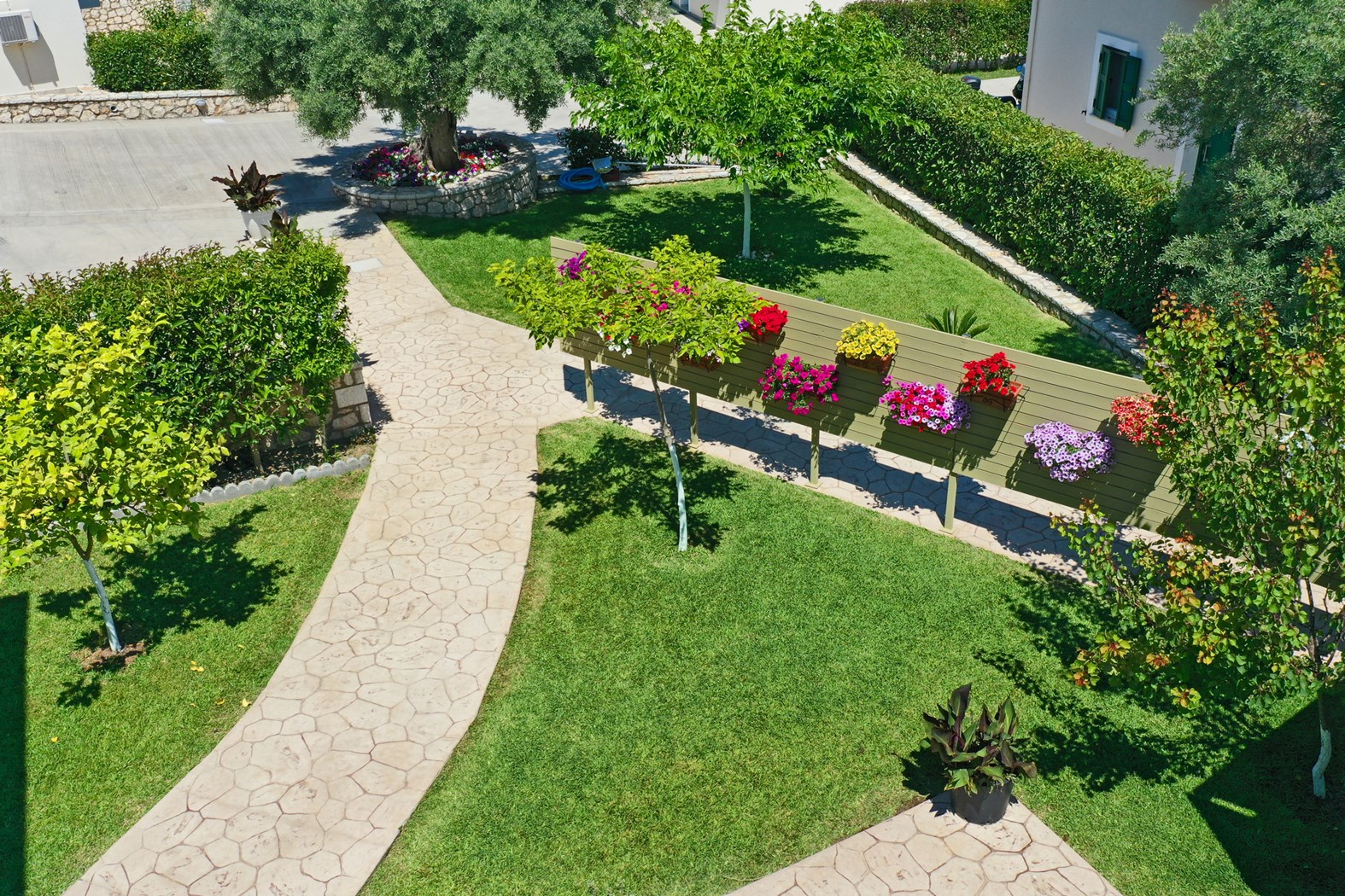 Lefkogea Villas & Apartments bašta.jpg