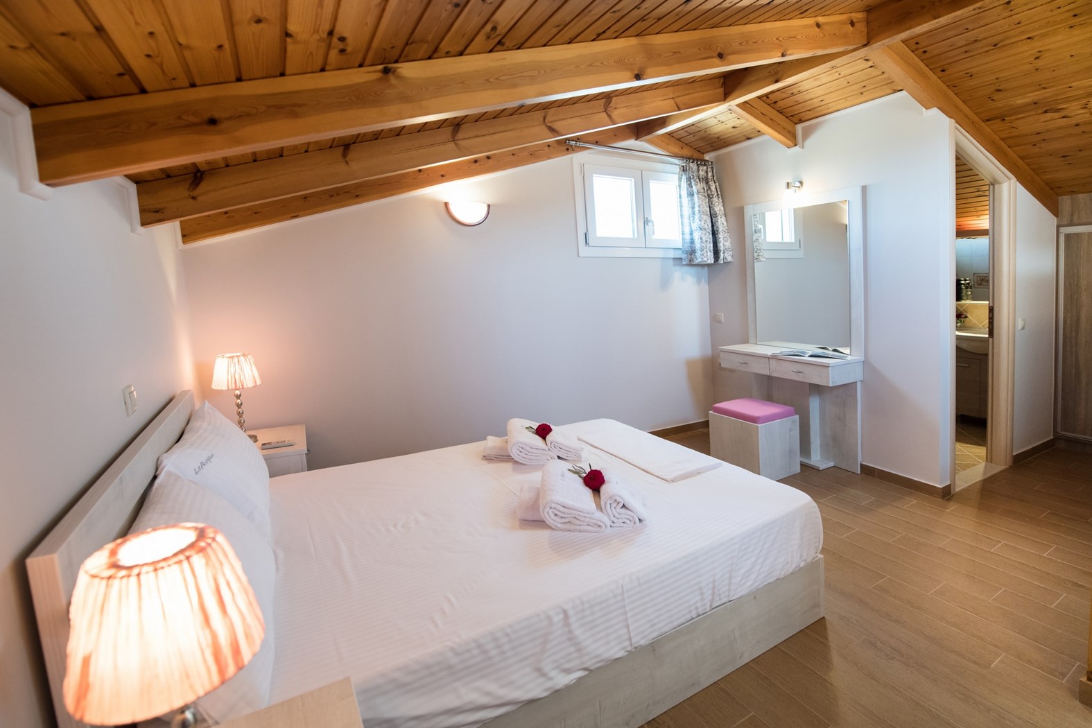 Lefkogea Villas & Apartments spavaća soba.jpg