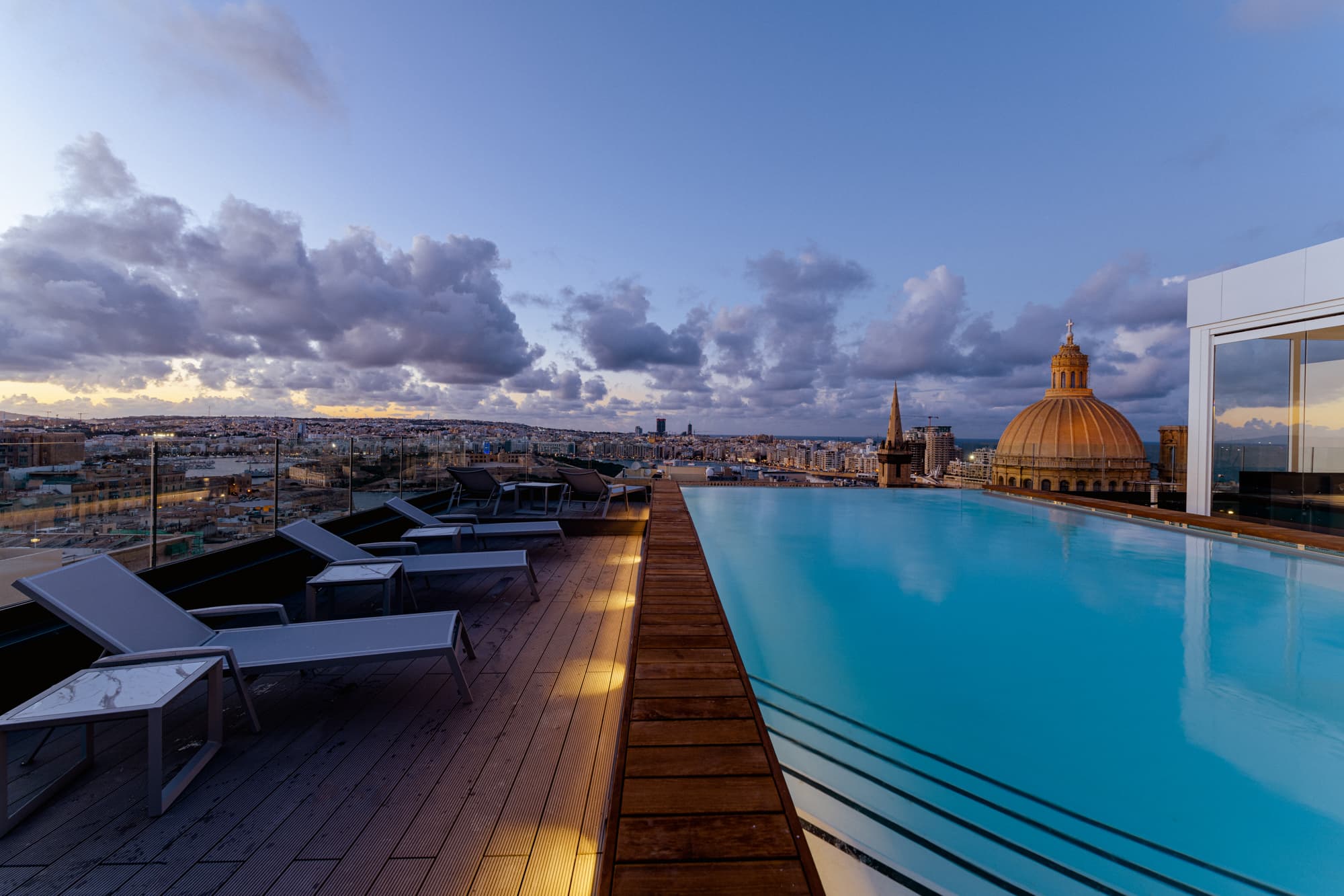 The Embassy Valletta Hotel-Bazen na krovu.jpg