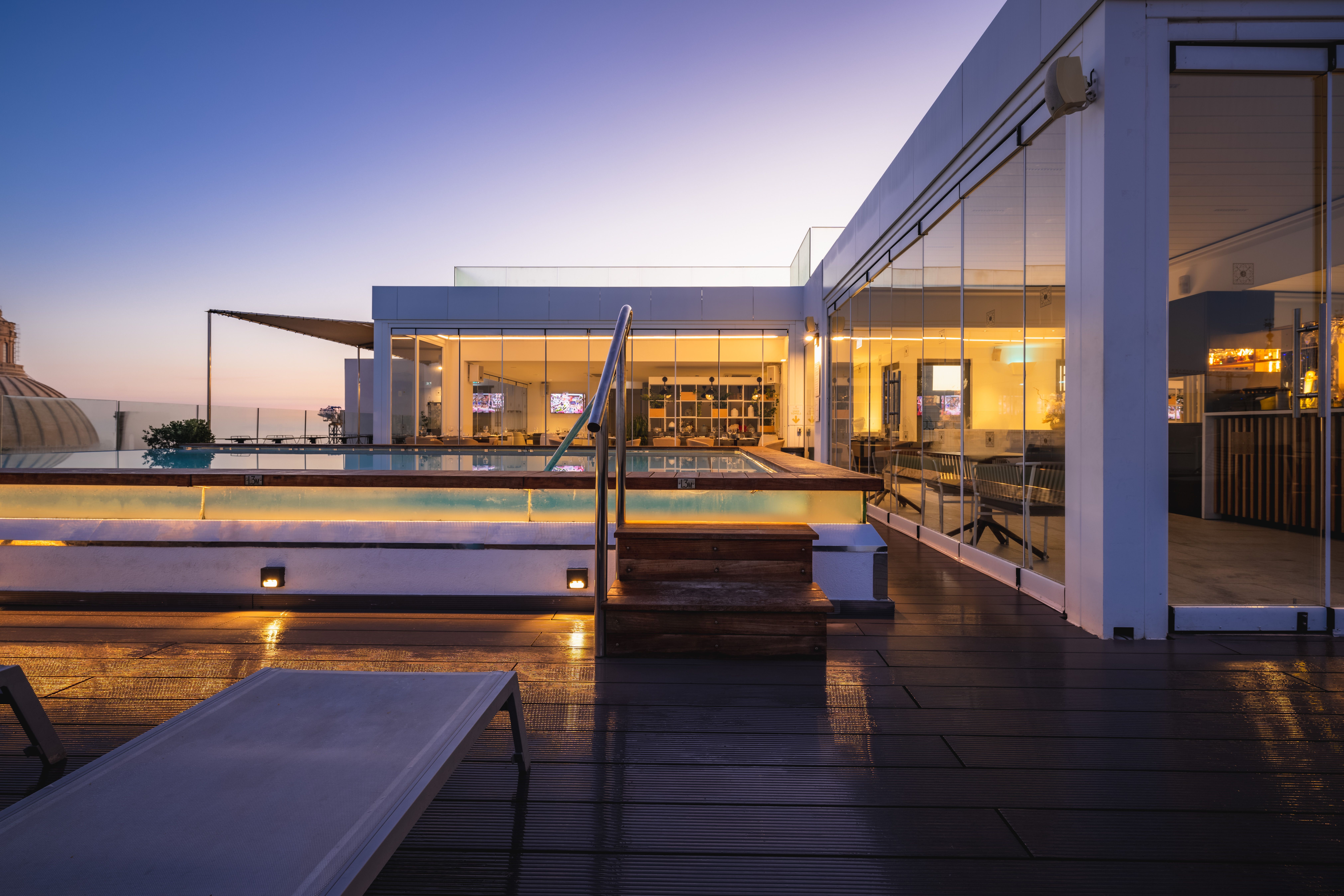 The Embassy Valletta Hotel-Nocni izgled.jpg