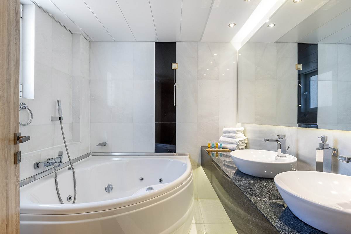 Hotel Oasis junior djakuzi suite kupatilo.jpg