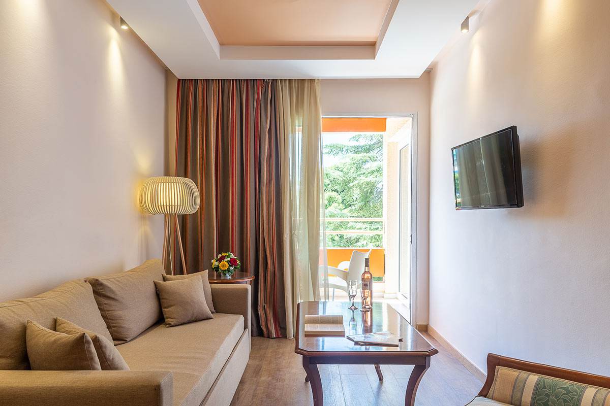 Hotel Oasis superior app dnevna soba.jpg