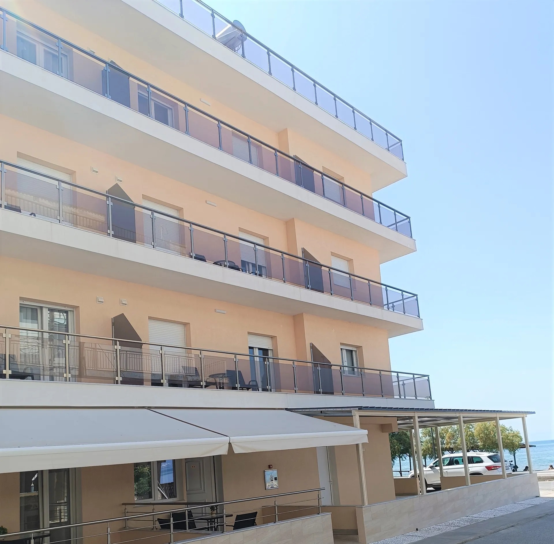 Apartment Navarino-Zgrada hotela.jpg