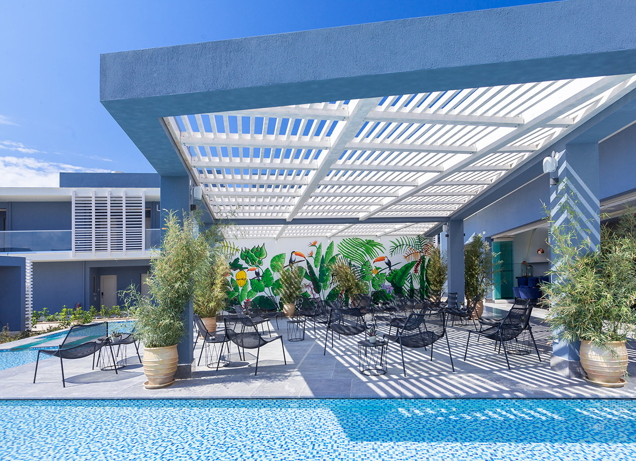 Blue Lagoon Palace-Bar pored bazena.jpg