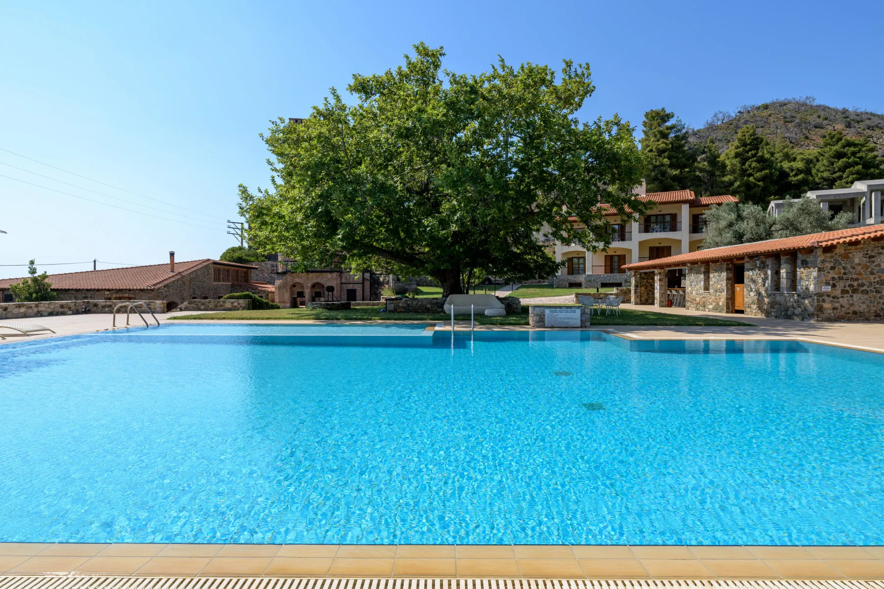 Kaminos Hotel by Nin & Bau bazen.jpg