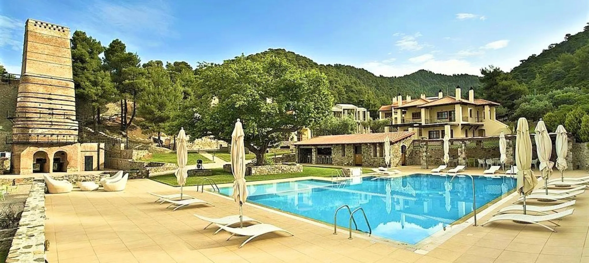 Kaminos Hotel by Nin & Bau izgled bazena.jpg