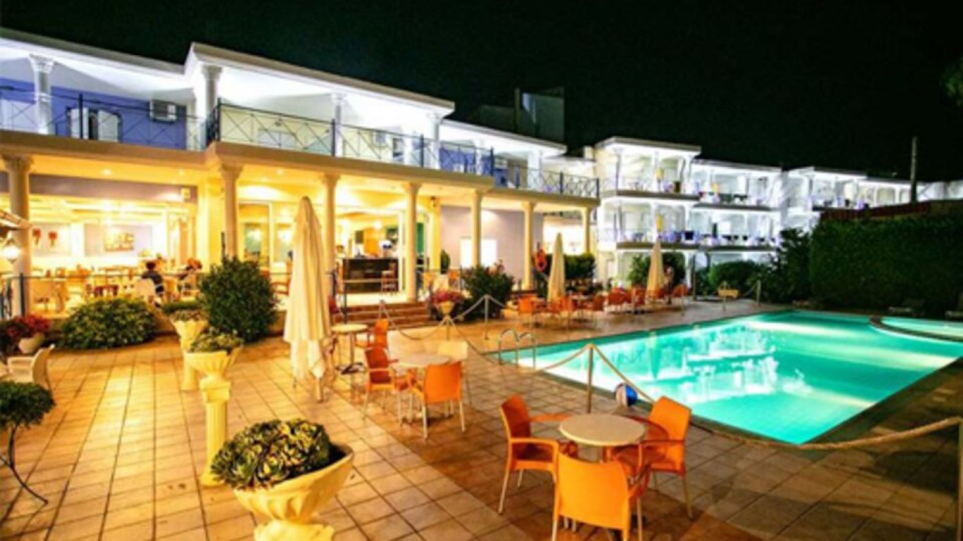 Paradise Zeus-Bar pored bazena.jpg