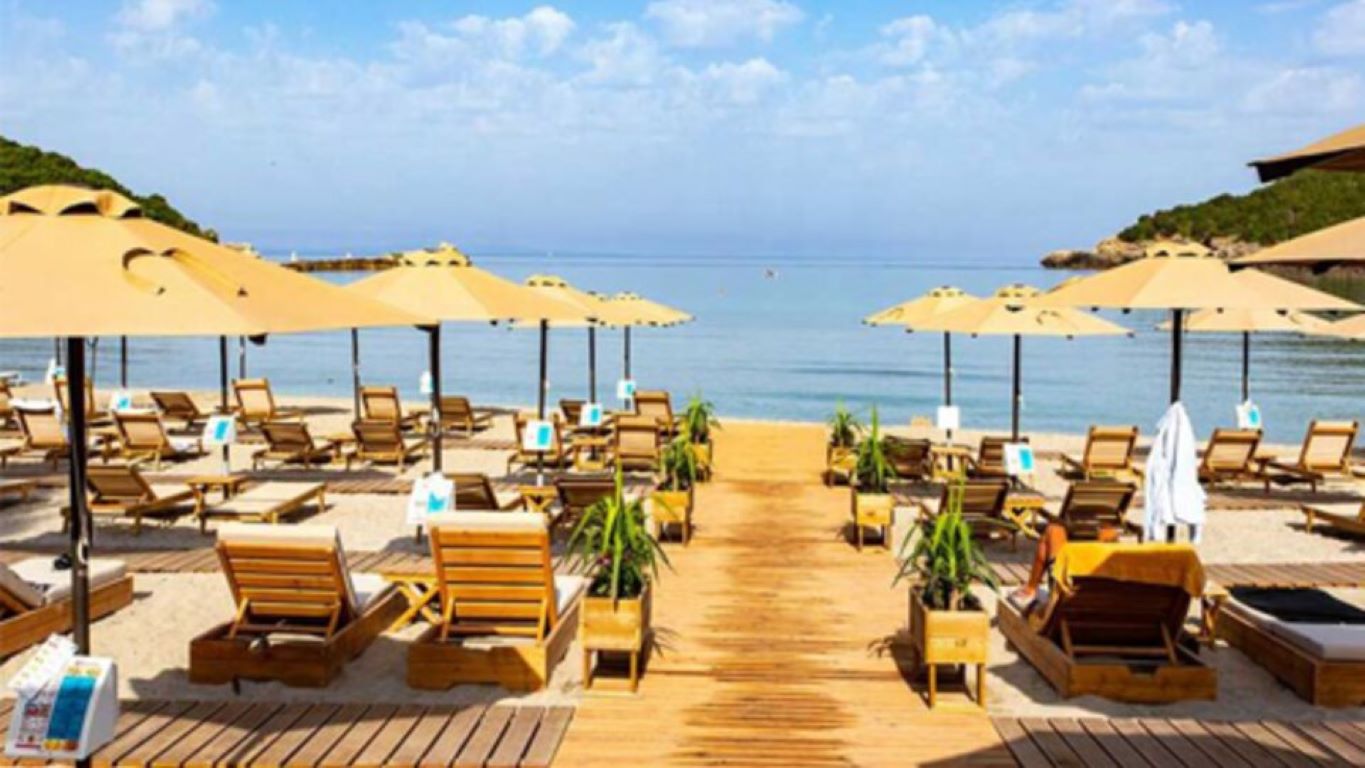 Paradise Zeus-Plaza.jpg