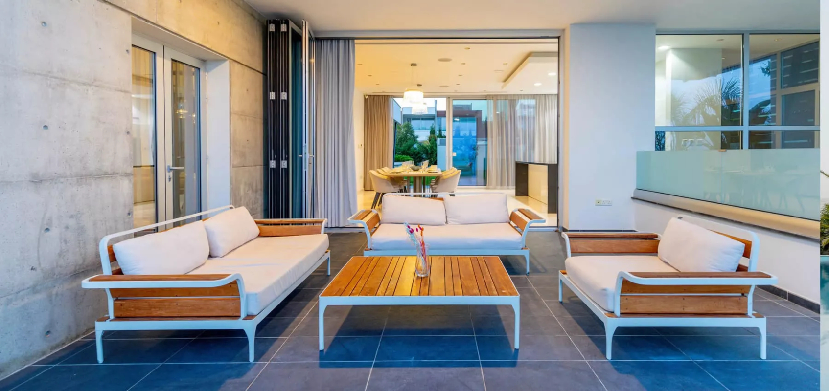 Tranquility Bachfront Villa balkon
