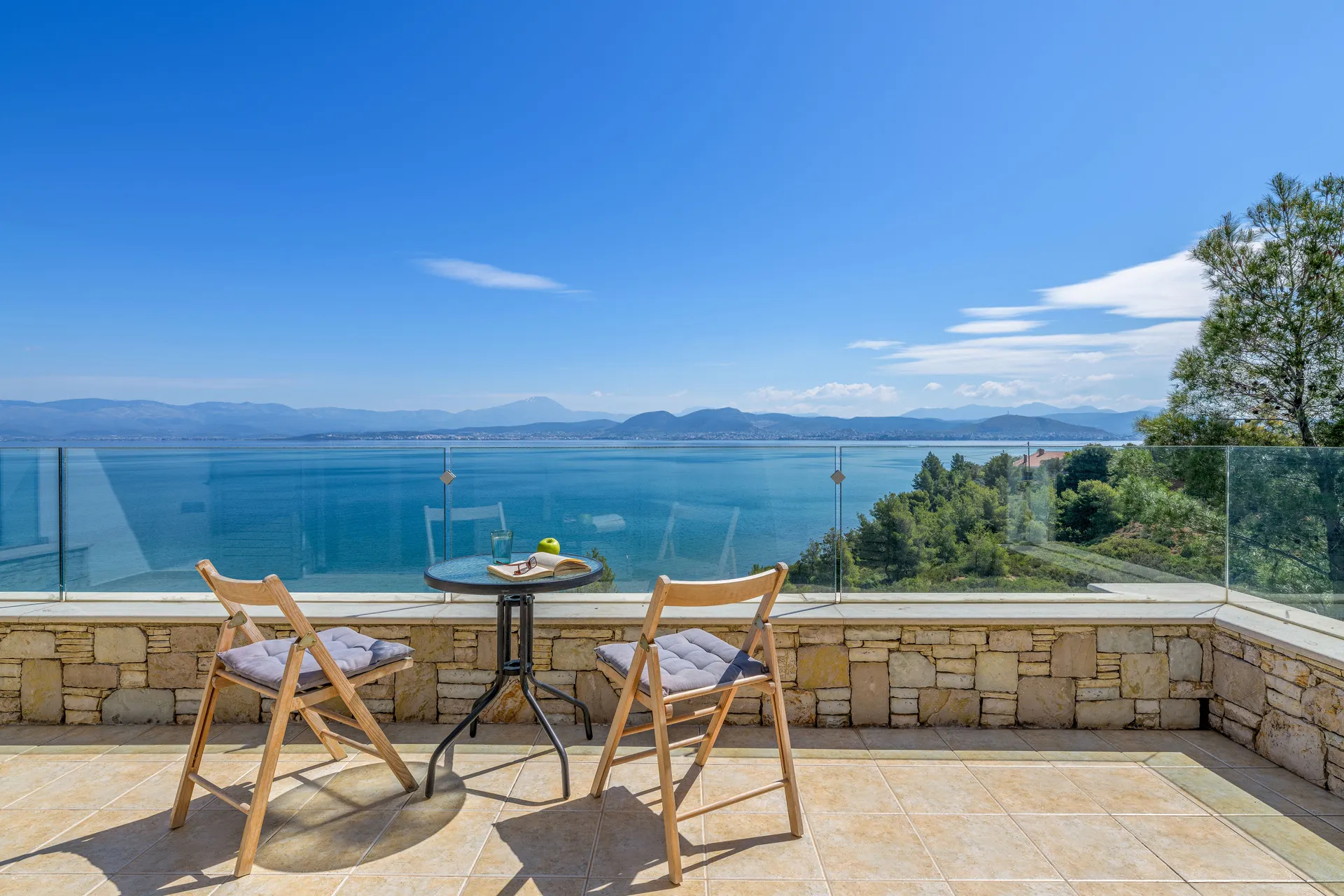 Crystal Beach Villa balkon sa pogledom na more.jpg