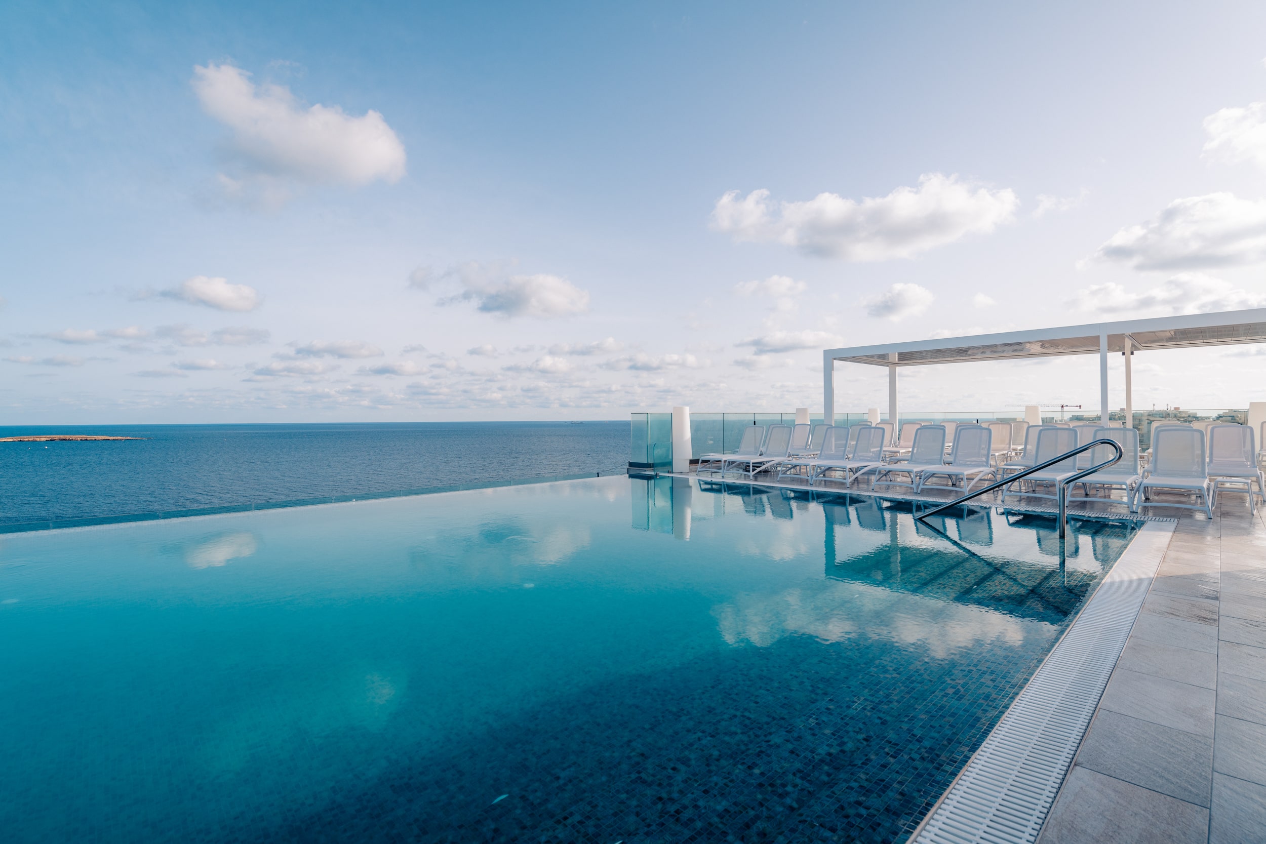 SeaView Hotel-Bazen na krovu hotela.jpg