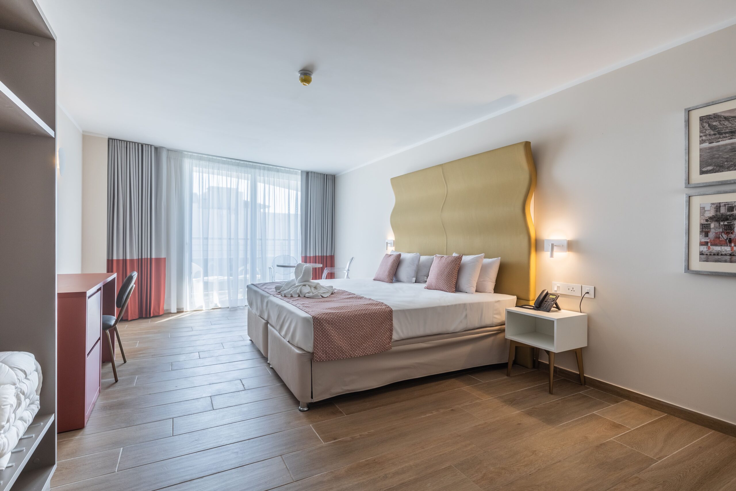 SeaView Hotel-Standardna soba pogled grad ili kopno.jpg