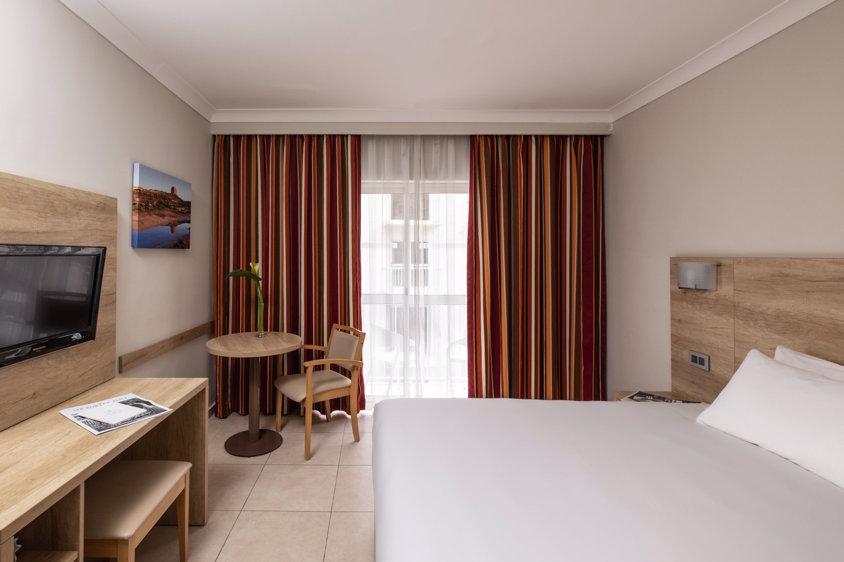 Qawra Palace Resort & Spa-Standardna soba delimican pogled more.jpg