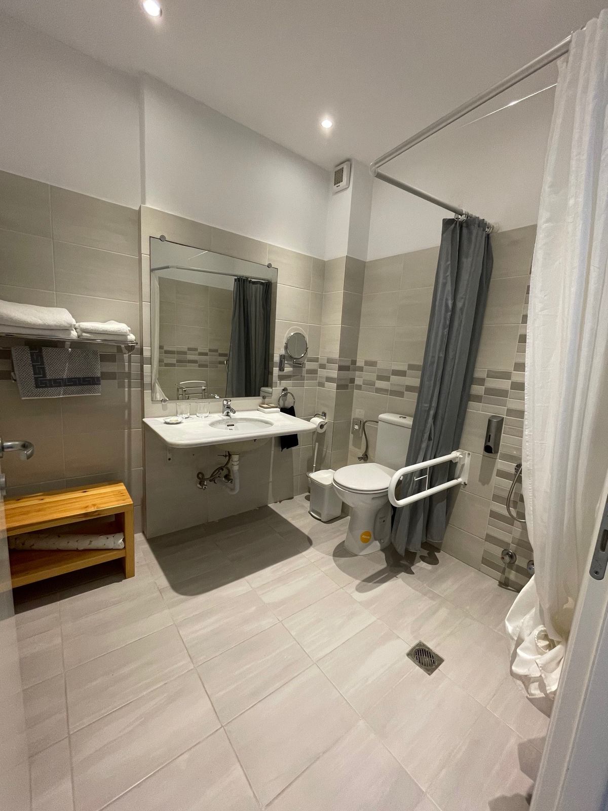 Paros Bay Hotel  kupatilo za osobe sa invaliditetom