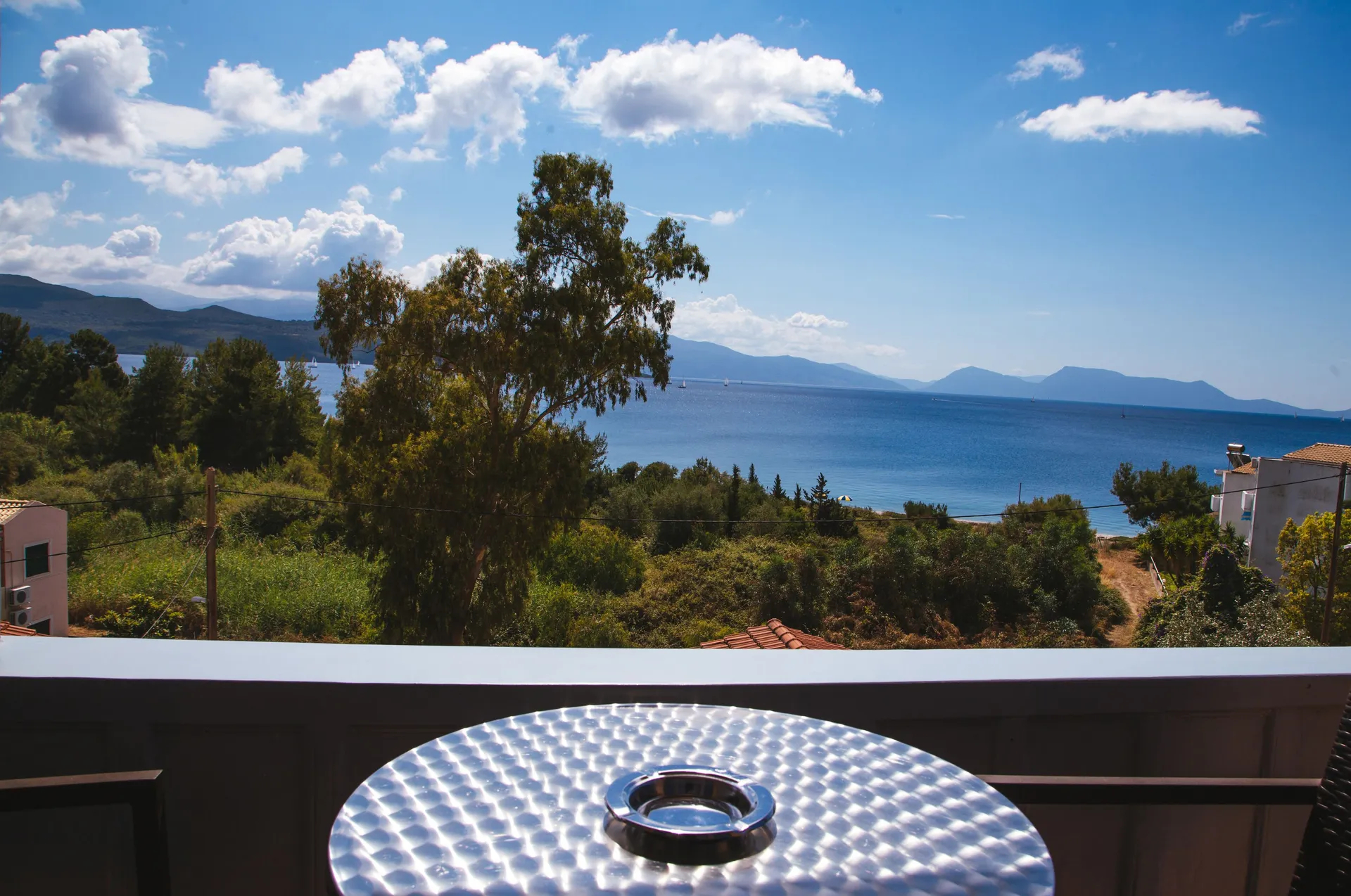 Ionian hotel balkon sa pogledom na more.jpg