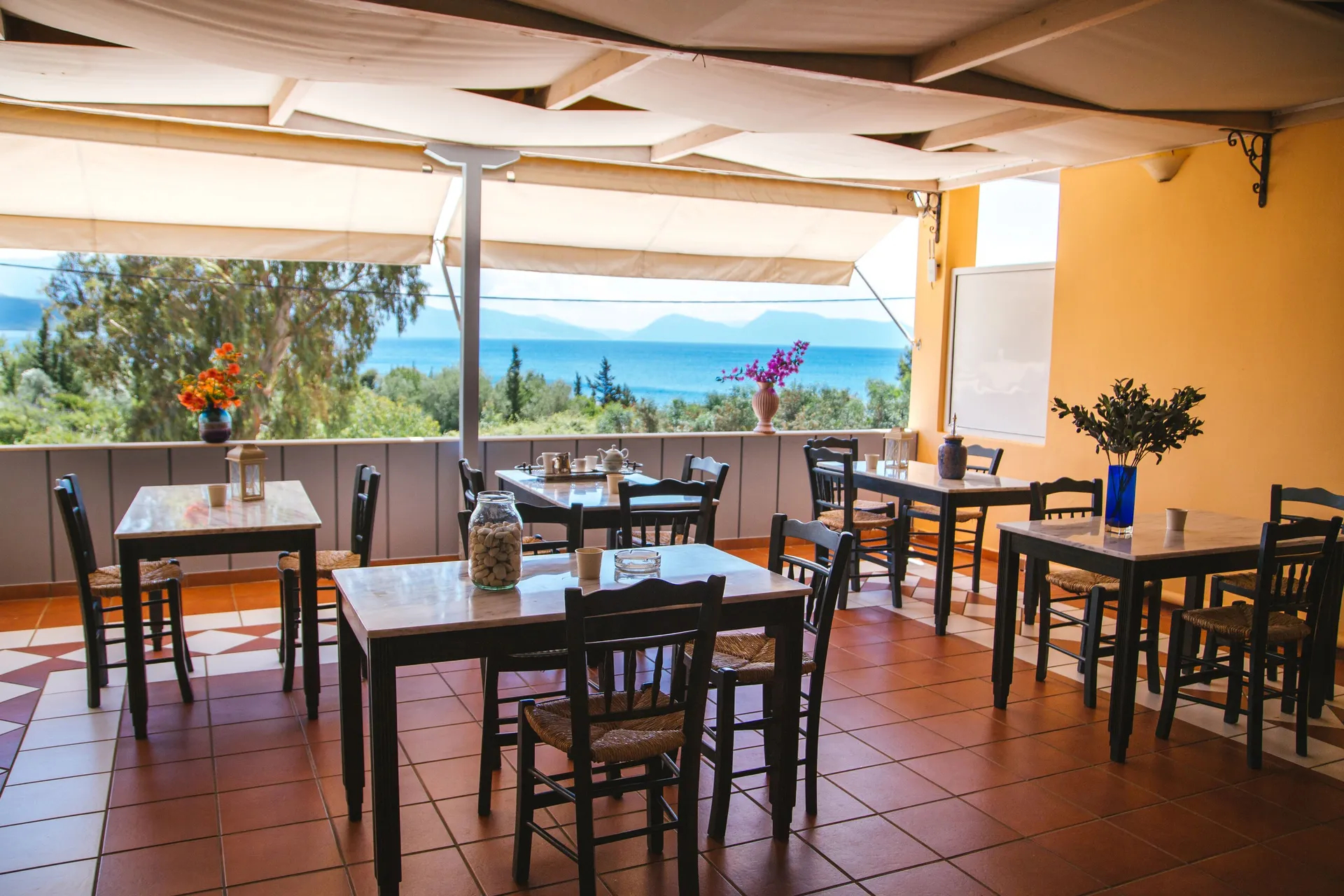 Ionian hotel terasa za doručak.jpg