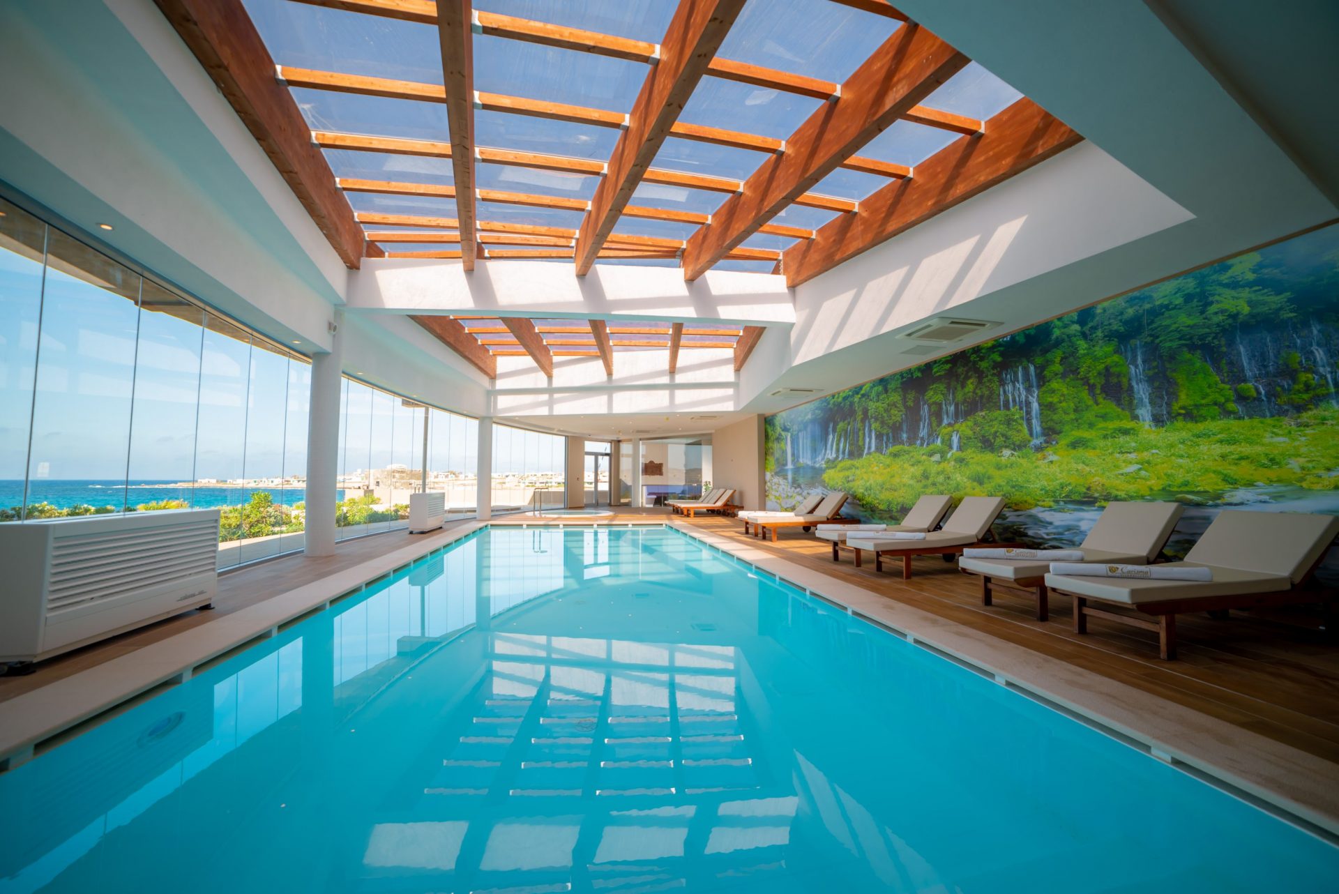 Ramla Bay Resort-Unutrasnji bazen.jpg
