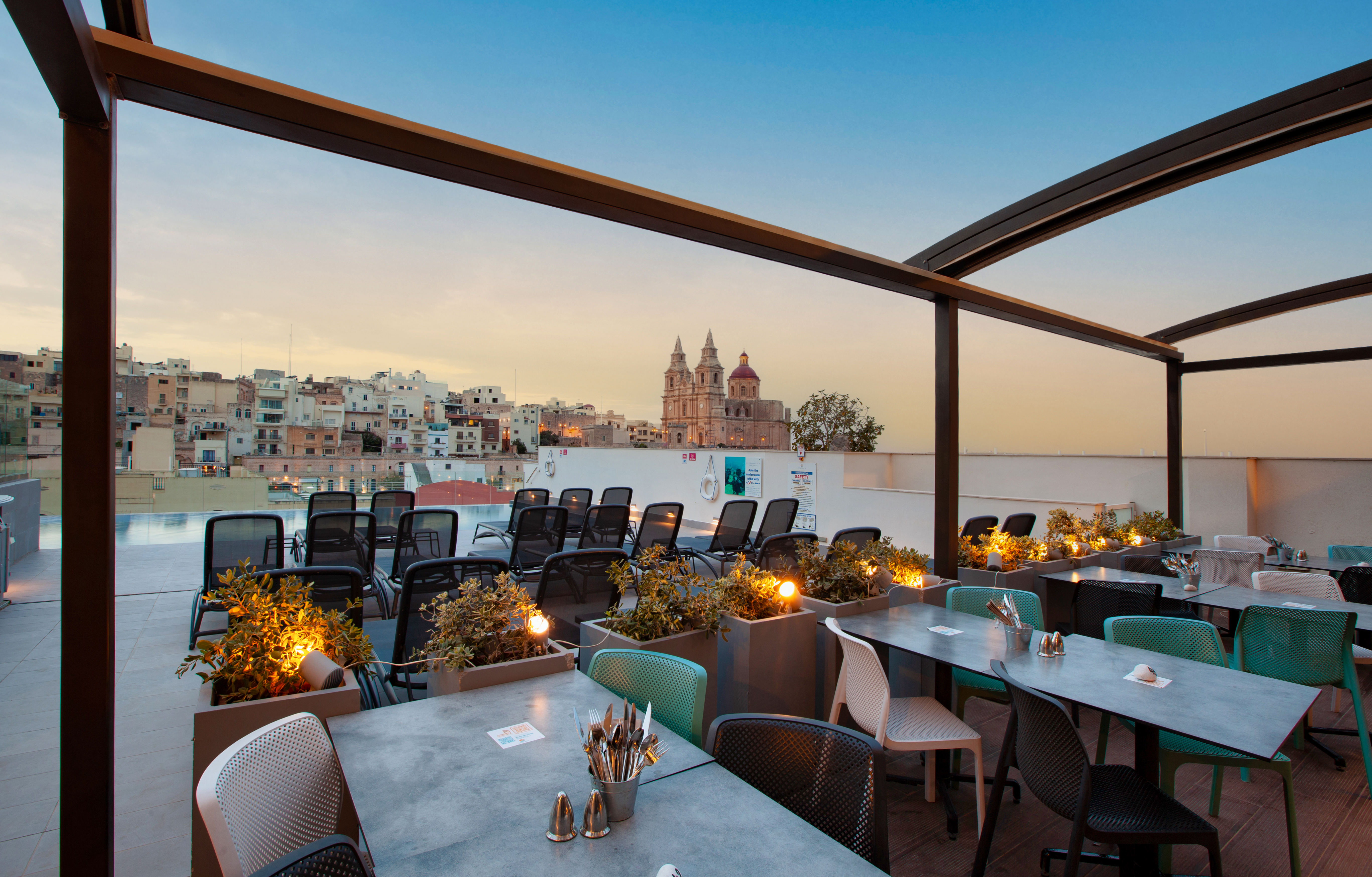 Pergola Hotel and Spa-Bar pored bazena.jpg