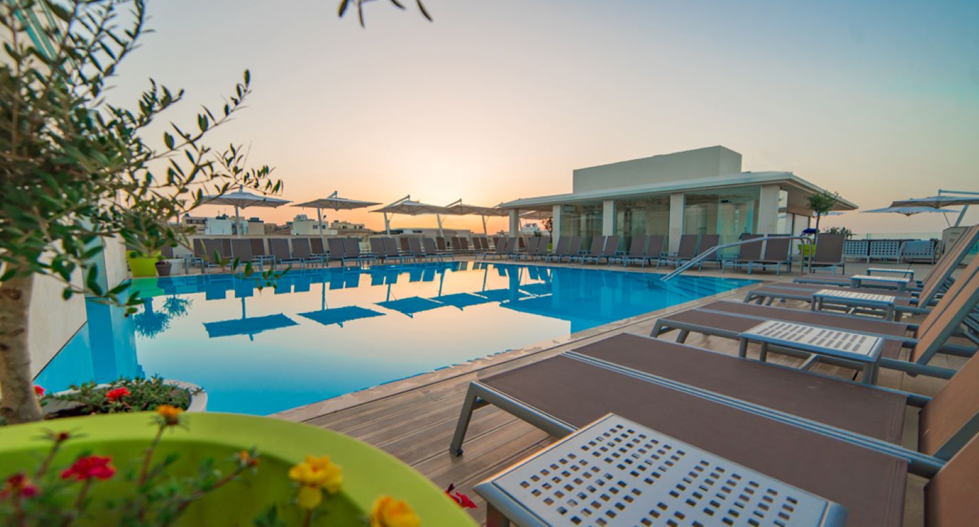 Maritim Antonine Hotel-Bazen na krovu .jpg