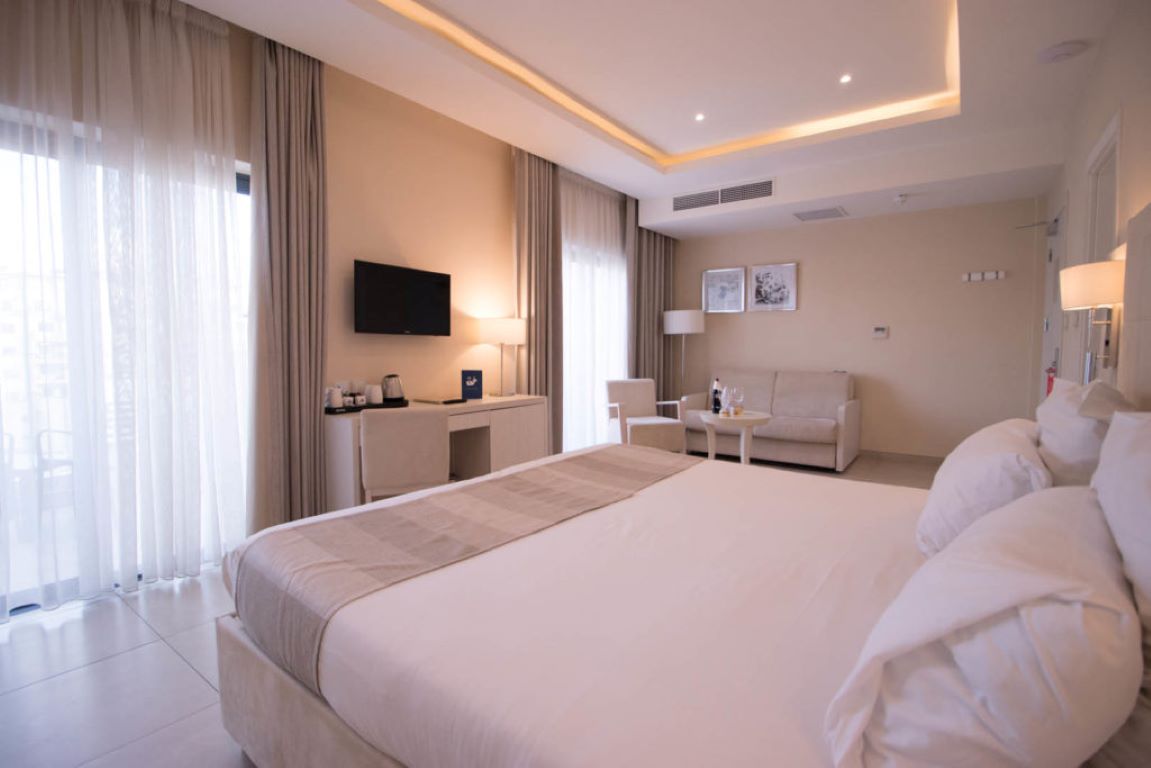Maritim Antonine Hotel-Deluxe family suite.jpg