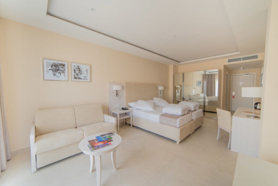Maritim Antonine Hotel-Deluxe junior suite.jpg
