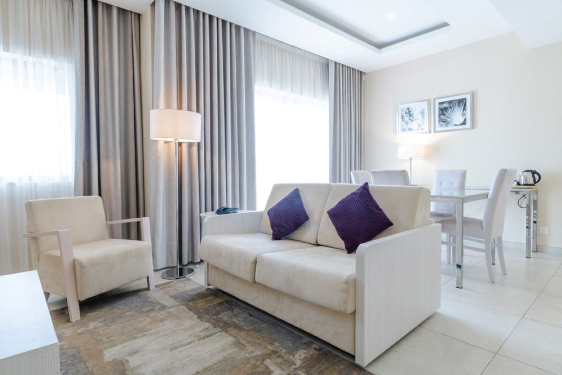 Maritim Antonine Hotel-Deluxe suite privatni djakuzi.jpg