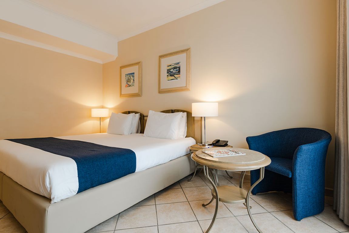Maritim Antonine Hotel-Economy soba.jpg