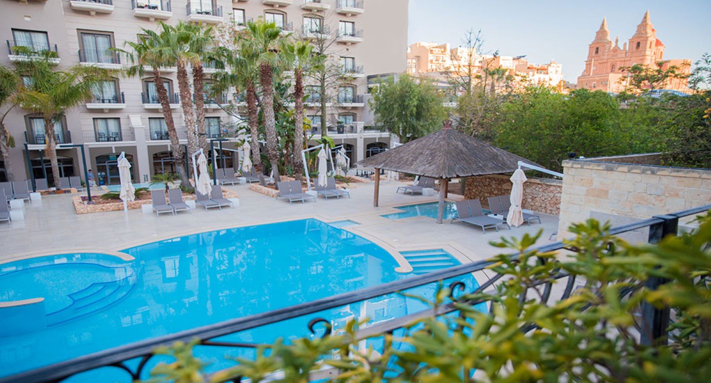 Maritim Antonine Hotel-Spoljasnji bazen.jpg