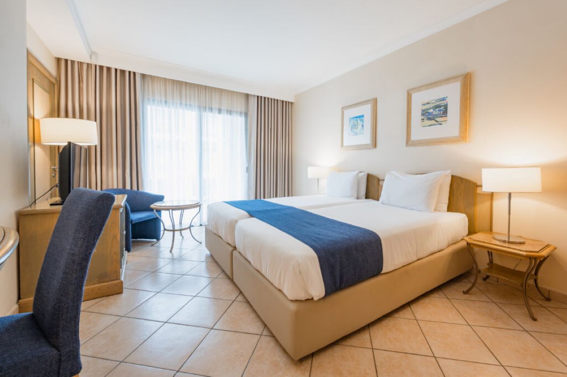 Maritim Antonine Hotel-Standardna soba.jpg