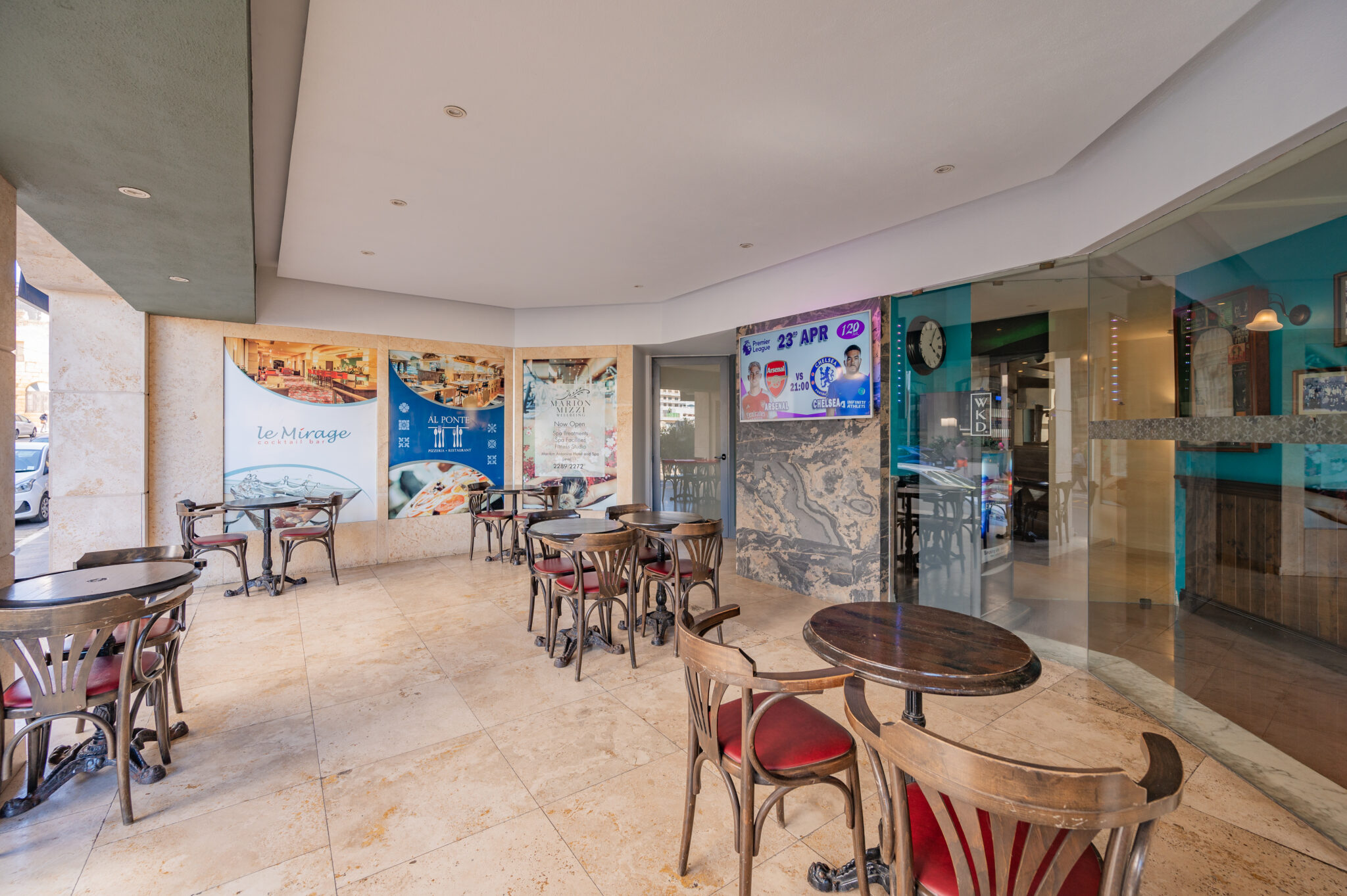 Maritim Antonine Hotel-Terasa bara.jpg