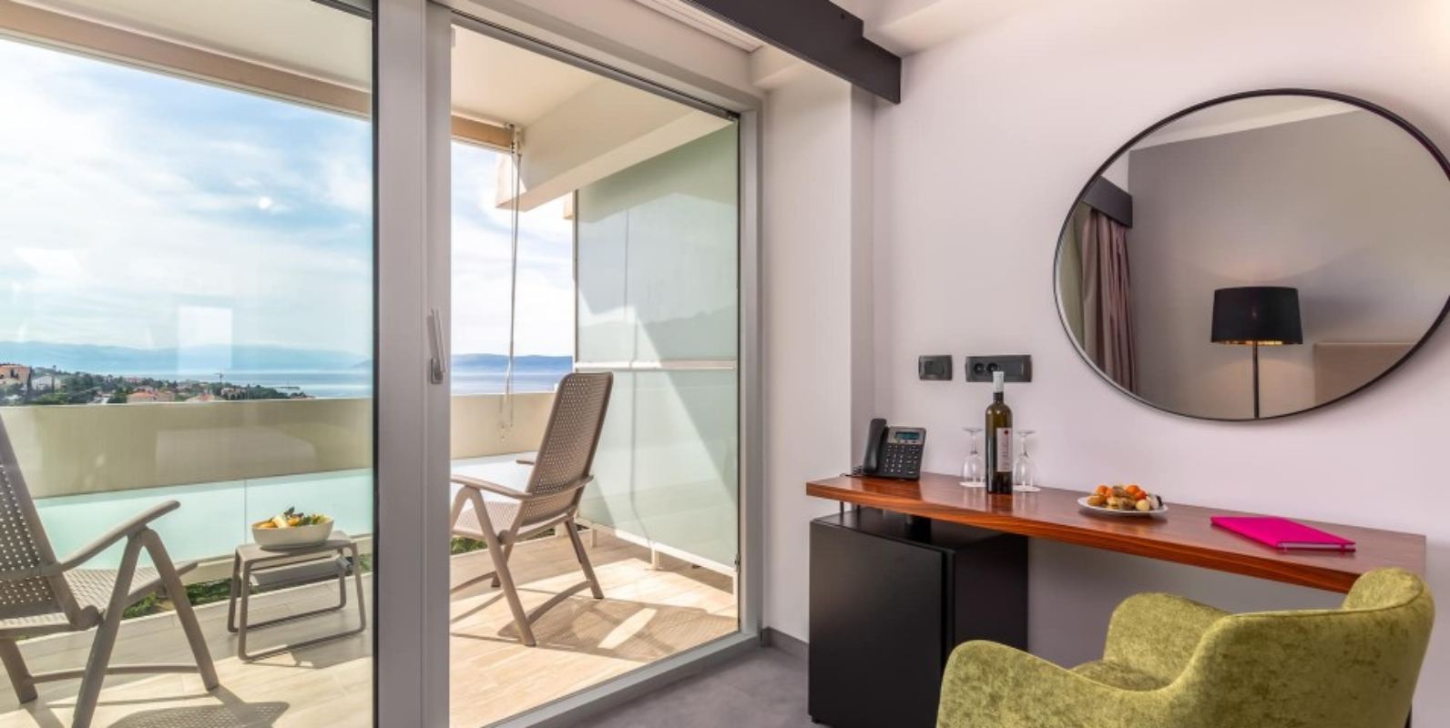 Hotel Omorika balkon superior sobe.jpg