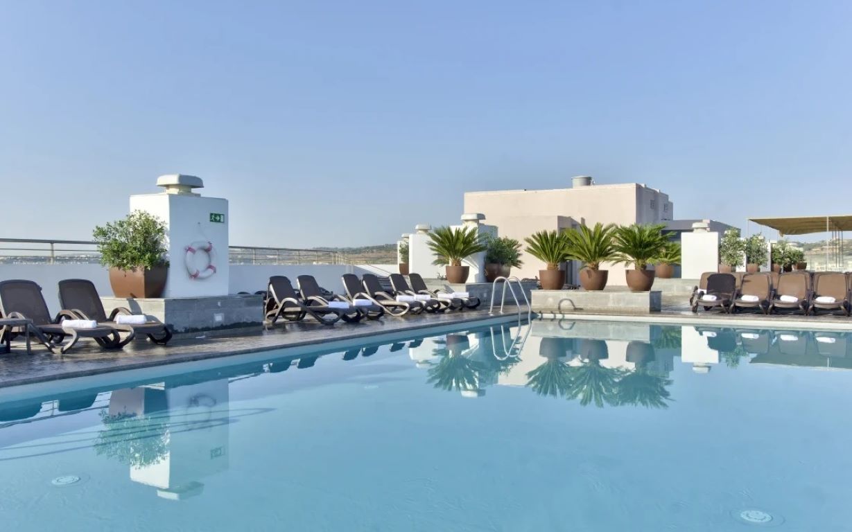 Db San Antonio Hotel and Spa-Bazen na krovu.jpg