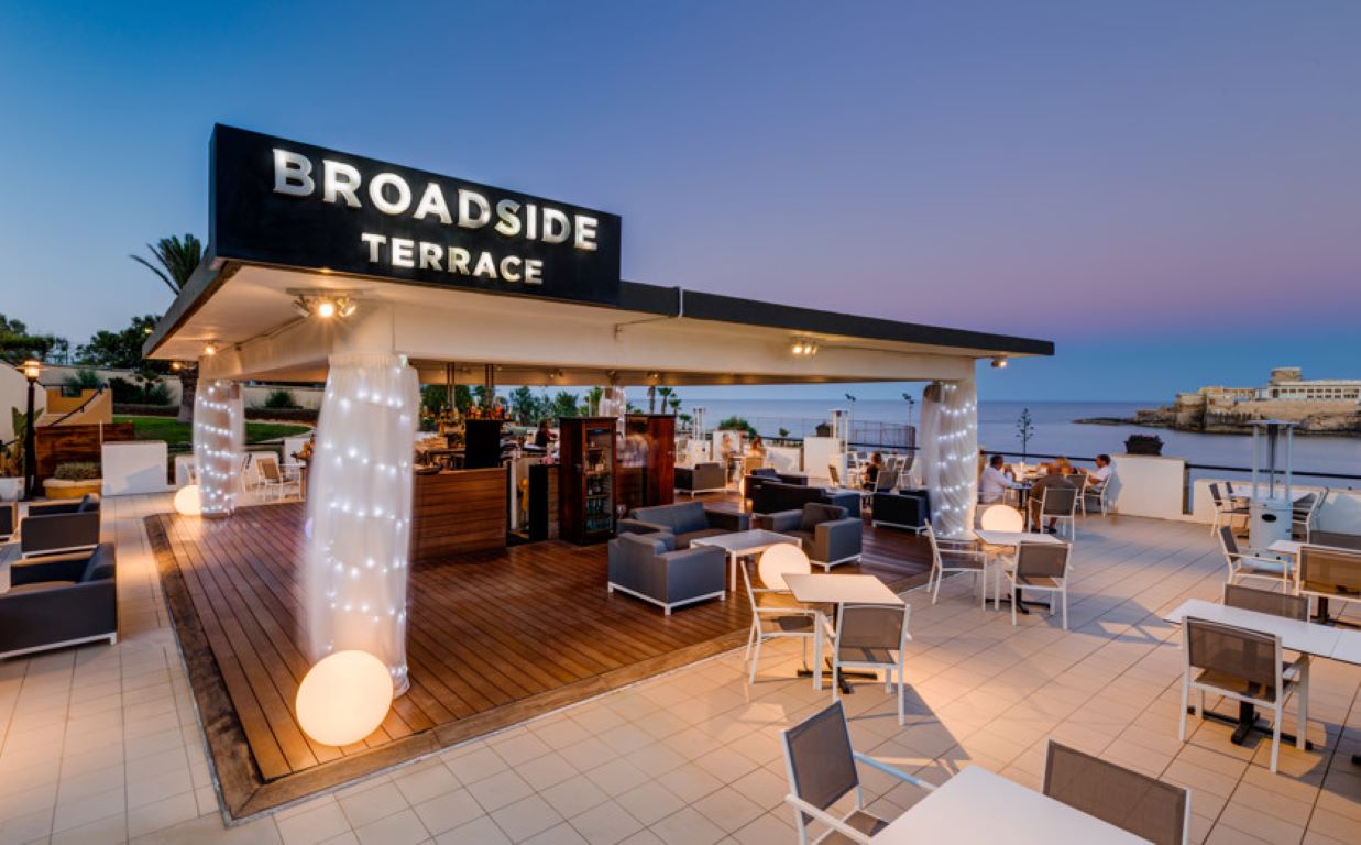 Corinthia St George's Bay-Restoran na krovu.jpg