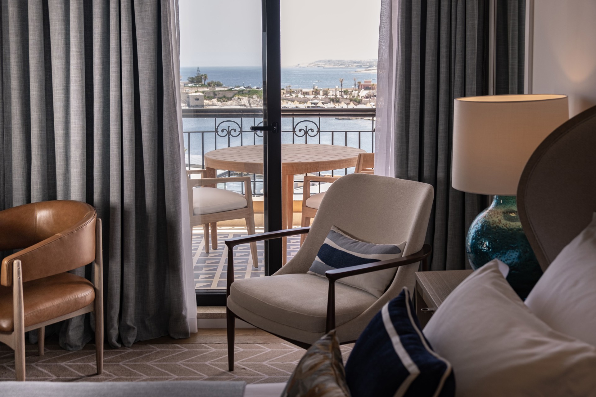 Corinthia St George's Bay-premium soba pogled more.jpg