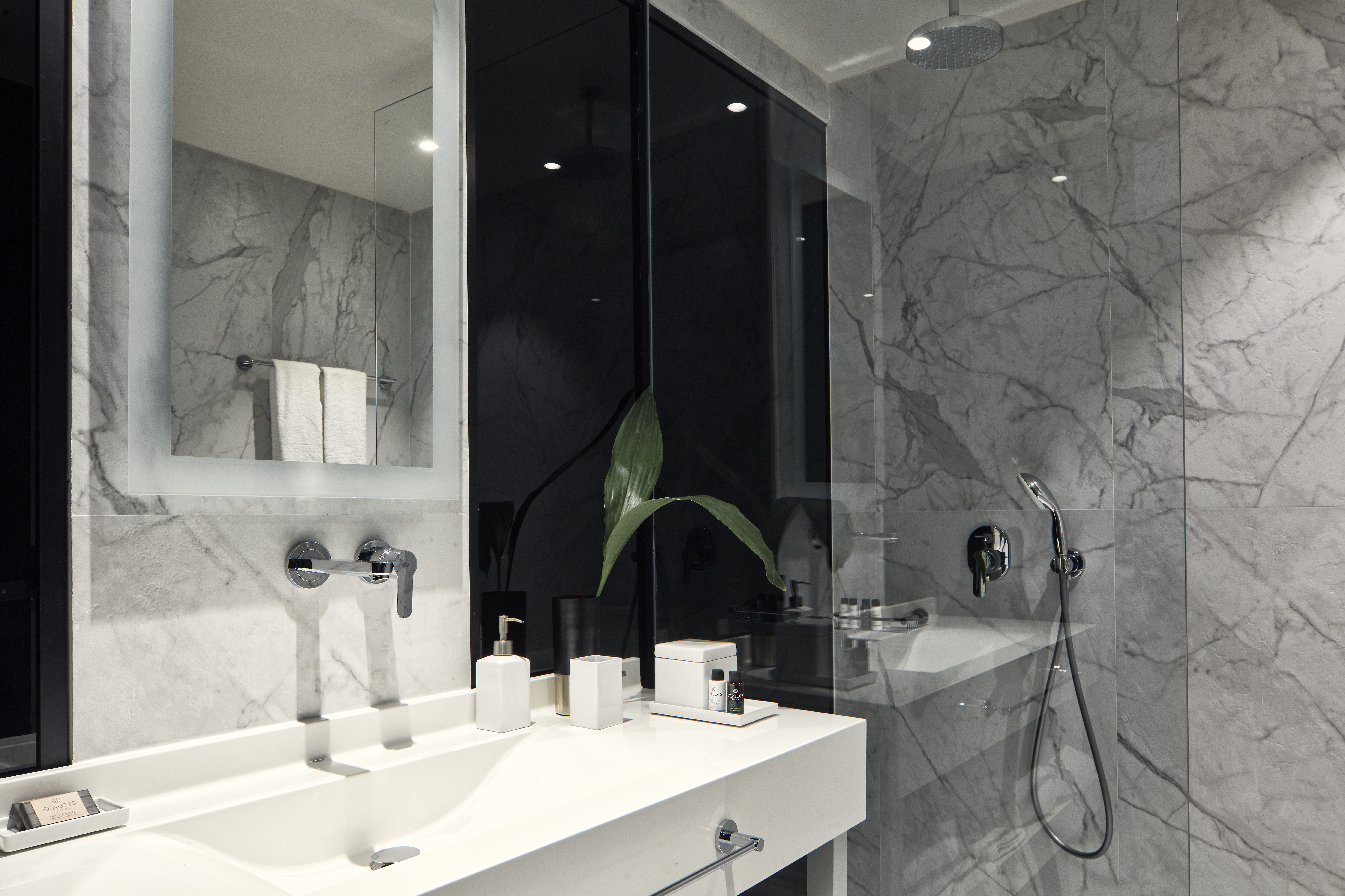 22Azur Hotel Vouliagmeni kupatilo