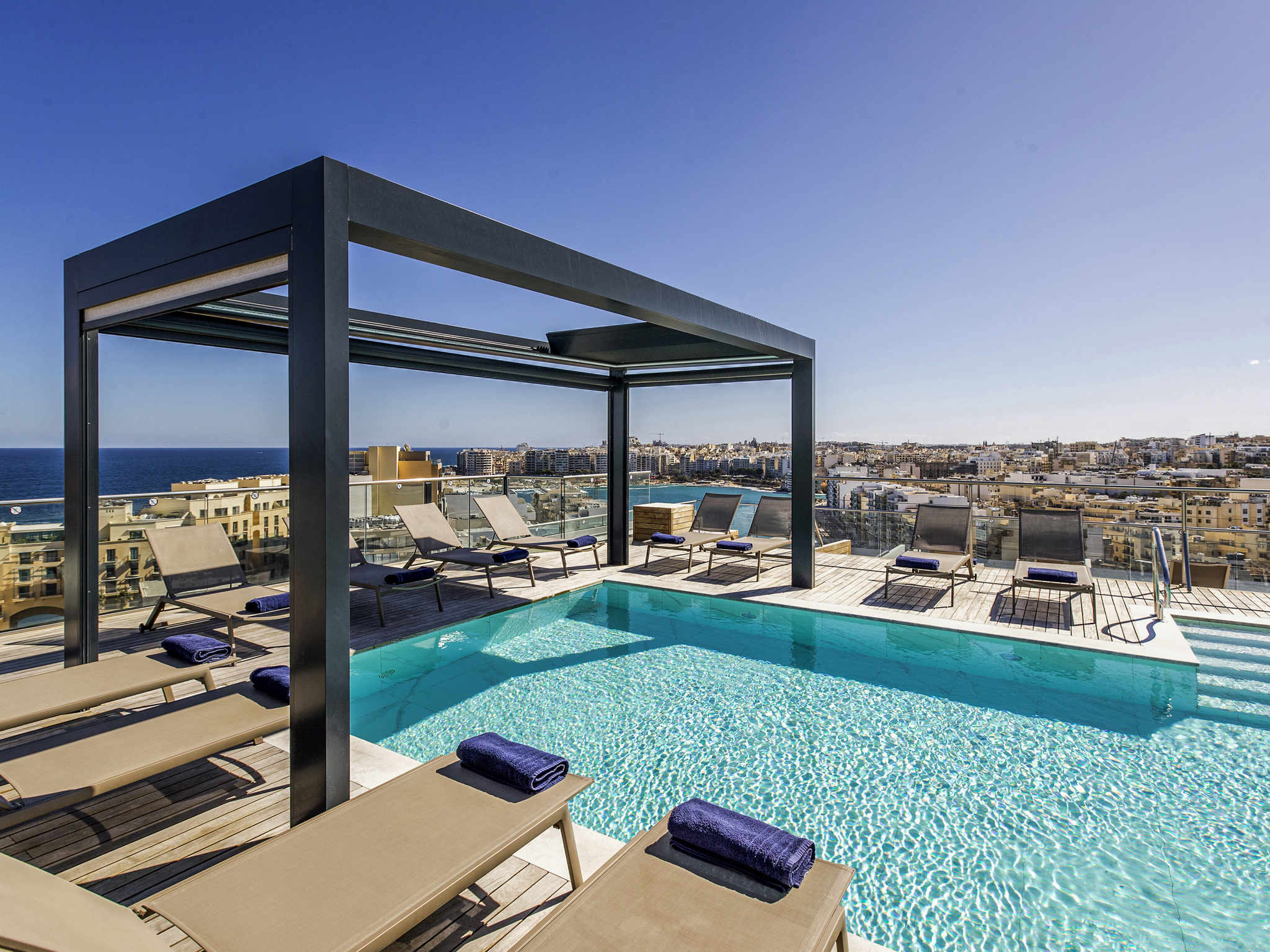 Mercure Hotel St Julian's-Bazen na krovu.jpg