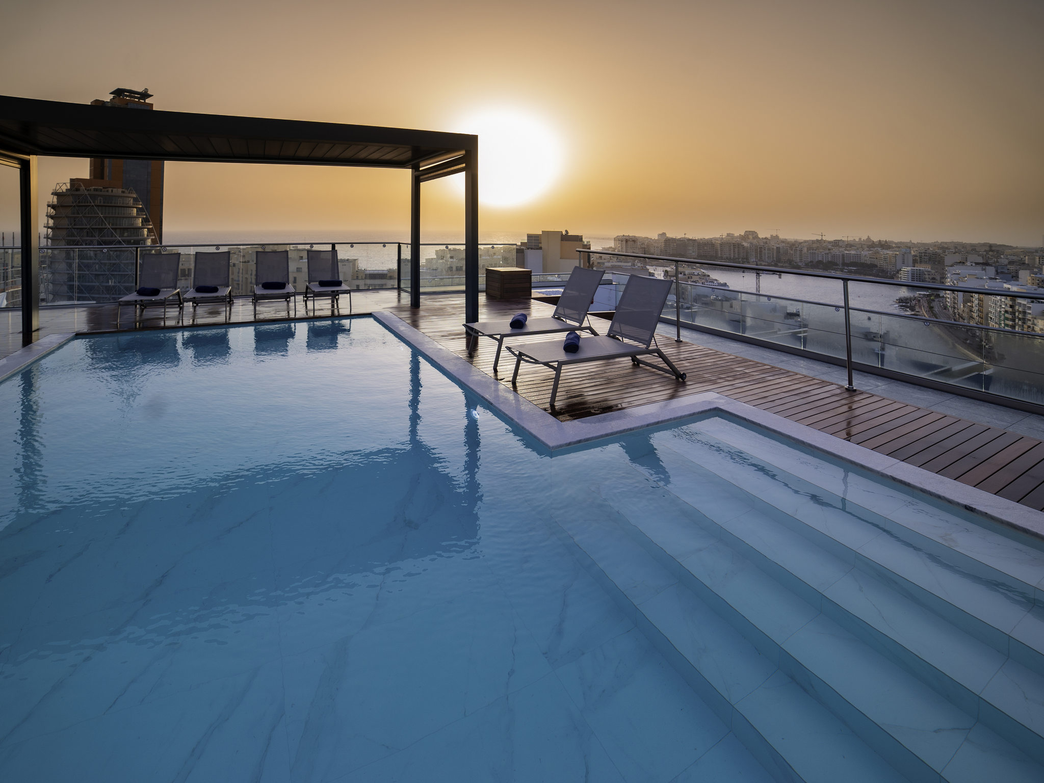 Mercure Hotel St Julian's-Bazen nocu.jpg